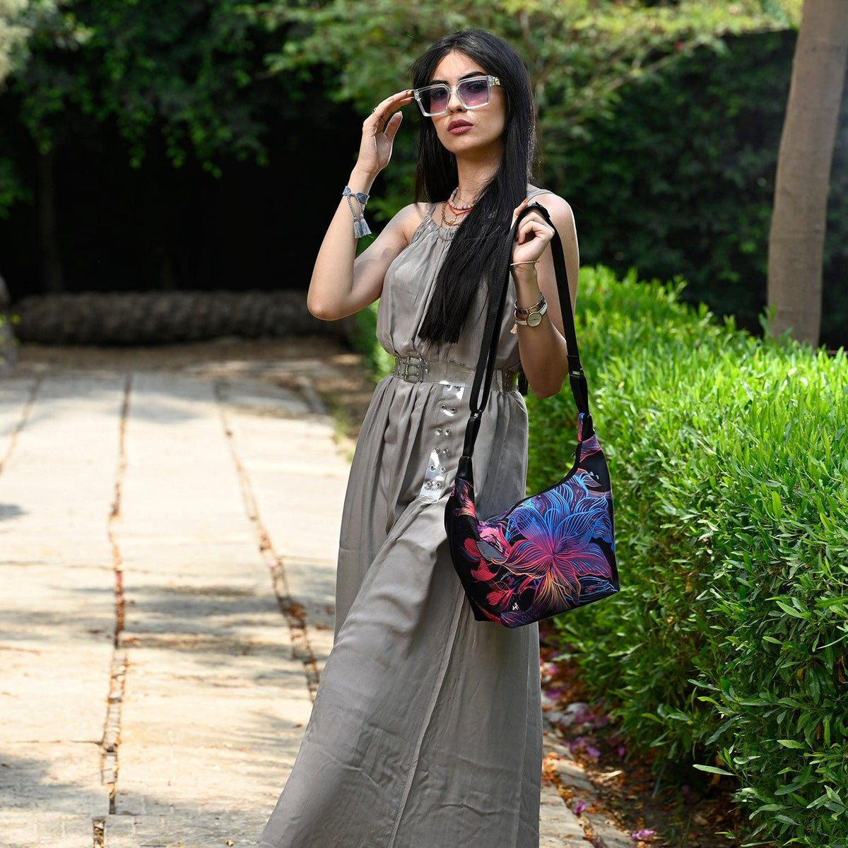 شنط كتف حريمي: Chic Peek ولا Metropolitan ولا Wide Tote؟