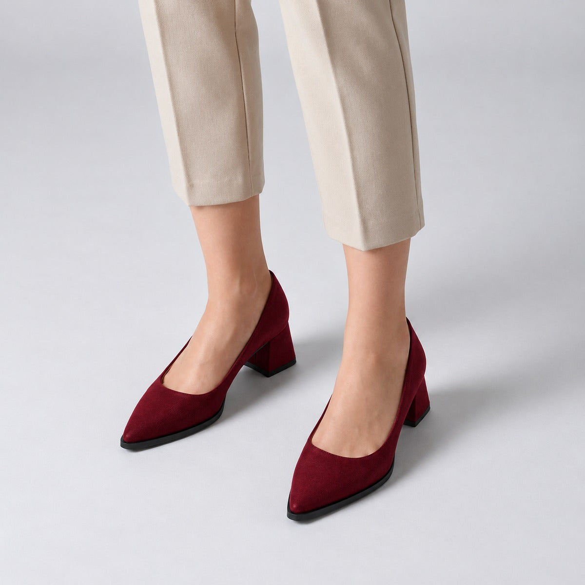 Burgundy suede pointed pump with low 5 cm flared block heel, worn on model, front — ECADRA