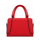 Chic Chain Accent Handbag Red – شنطة يد حريمي بسلسلة جلد صناعي أحمر، من قدام – ECADRA