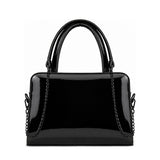 Chic Chain Accent Handbag Black – شنطة يد حريمي بسلسلة جلد لامع أسود، من قدام – ECADRA