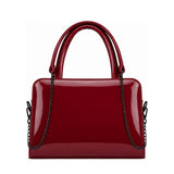 Chic Chain Accent Handbag Burgundy – شنطة يد حريمي بسلسلة جلد لامع نبيتي، من قدام – ECADRA