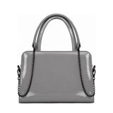 Chic Chain Accent Handbag Gray – شنطة يد حريمي بسلسلة جلد لامع رمادي، من قدام – ECADRA