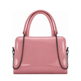Chic Chain Accent Handbag Rose – شنطة يد حريمي بسلسلة جلد لامع روز، من قدام – ECADRA