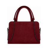 Chic Chain Accent Handbag Burgundy – شنطة يد حريمي بسلسلة شمواه صناعي نبيتي، من قدام – ECADRA