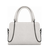 Chic Chain Accent Handbag White – شنطة يد حريمي بسلسلة شمواه صناعي أبيض، من قدام – ECADRA