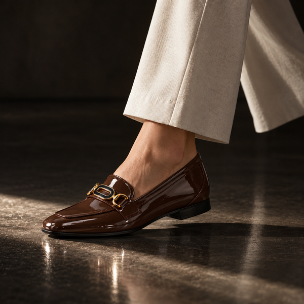 Chocolate Chain Loafers – Step Into Your Power – جزمة لوفر حريمي بني شوكولاتة لامع، صورة على الموديل 1 – ECADRA