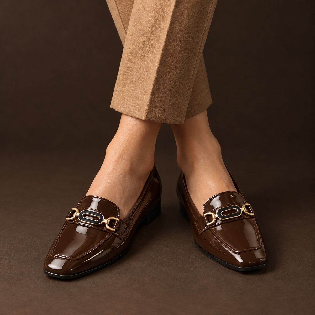 Chocolate Chain Loafers – Step Into Your Power – جزمة لوفر حريمي بني شوكولاتة لامع، صورة على الموديل 2 – ECADRA