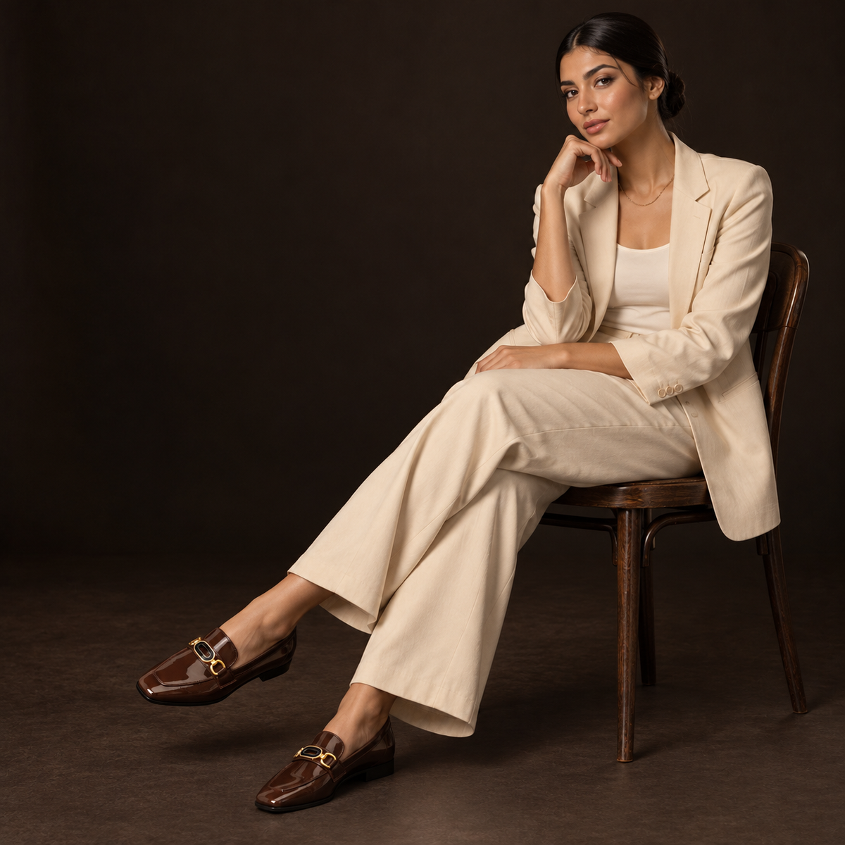 Chocolate Chain Loafers – Step Into Your Power – جزمة لوفر حريمي بني شوكولاتة لامع، صورة على الموديل 3 – ECADRA