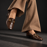 Chocolate Chain Loafers – Step Into Your Power – جزمة لوفر حريمي بني شوكولاتة لامع، صورة على الموديل 4 – ECADRA