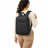 بنت لابسة شنطة ضهر Daybook جلد أسود من ECADRA على ضهرها – Daybook Backpack Black worn – ECADRA