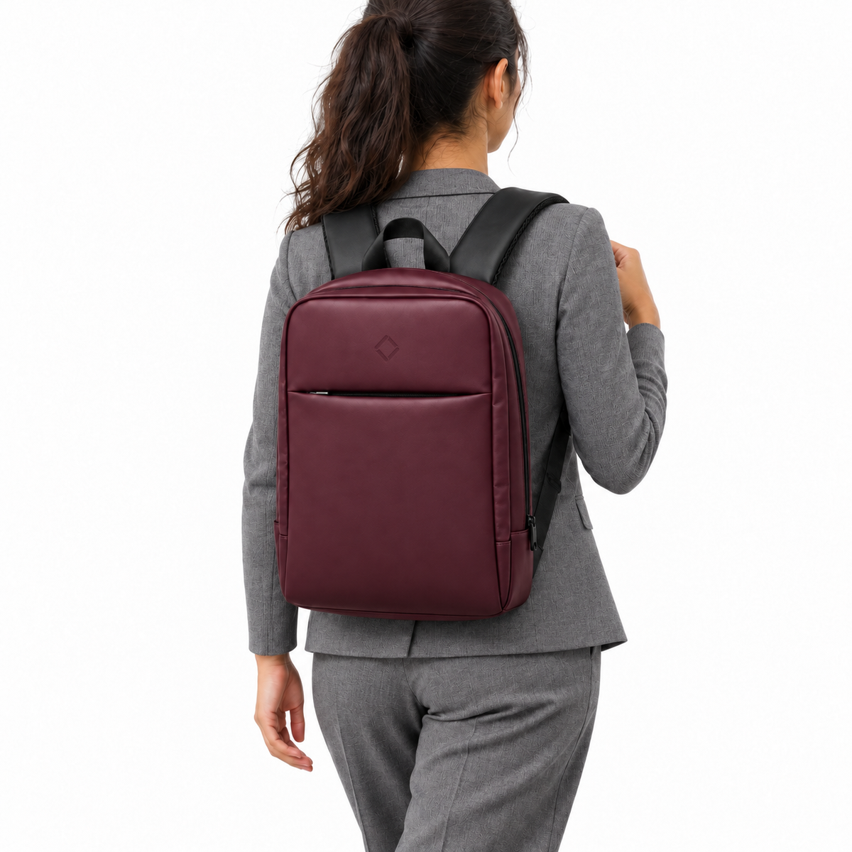 بنت لابسة شنطة ضهر Daybook جلد نبيتي من ECADRA على ضهرها – Daybook Backpack Burgundy worn – ECADRA