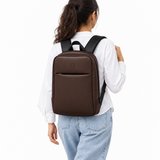 بنت لابسة شنطة ضهر Daybook جلد بني شوكولاتة من ECADRA على ضهرها – Daybook Backpack Chocolate Brown worn – ECADRA