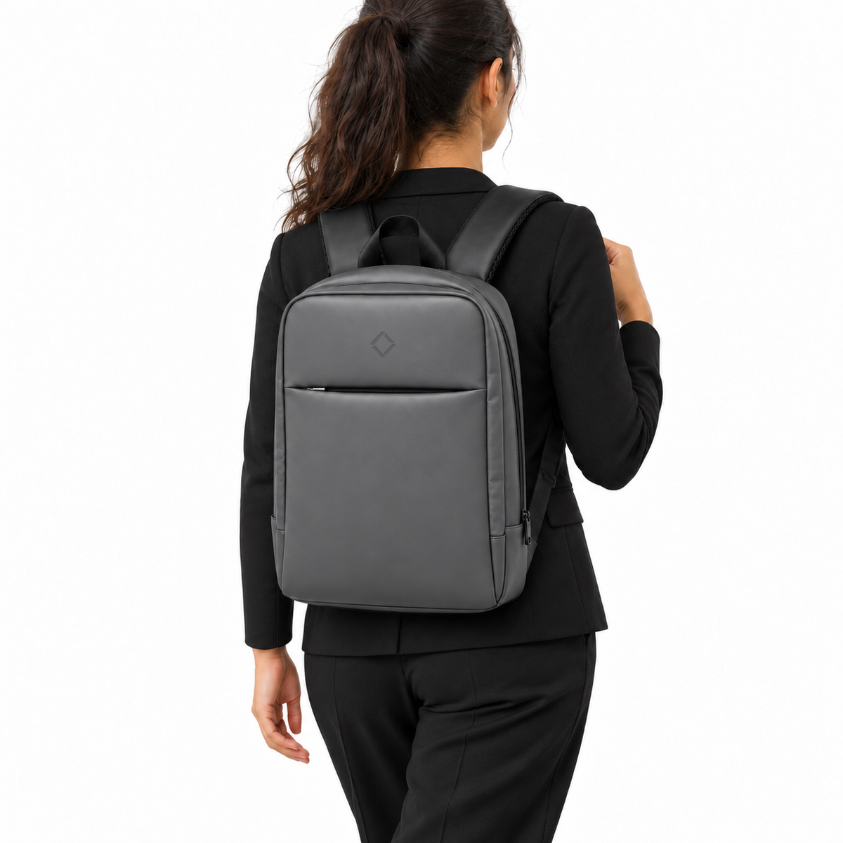 بنت لابسة شنطة ضهر Daybook جلد رمادي من ECADRA على ضهرها – Daybook Backpack Grey worn – ECADRA