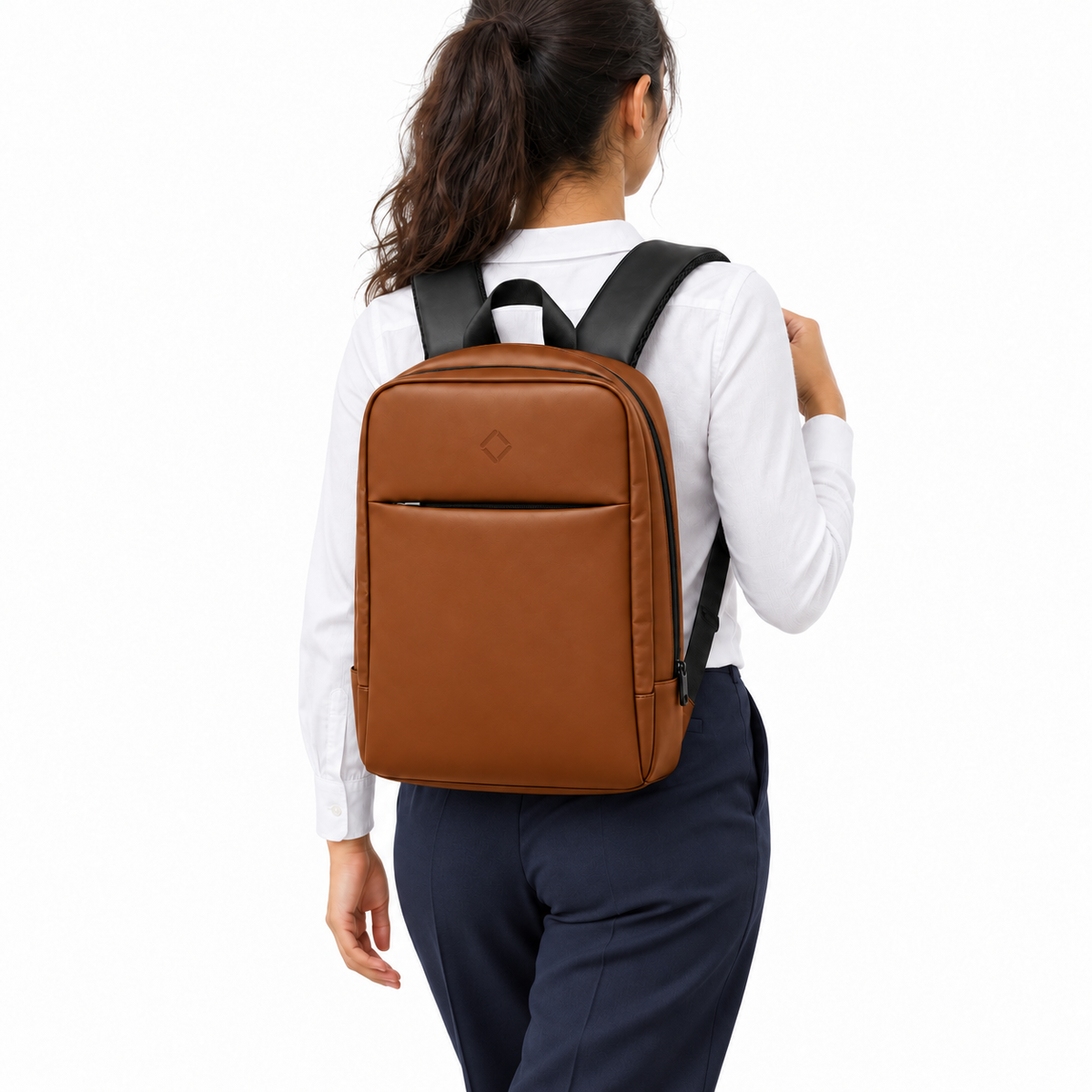 بنت لابسة شنطة ضهر Daybook جلد هافانا من ECADRA على ضهرها – Daybook Backpack Havana worn – ECADRA