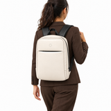بنت لابسة شنطة ضهر Daybook جلد أوف وايت من ECADRA على ضهرها – Daybook Backpack Ivory worn – ECADRA