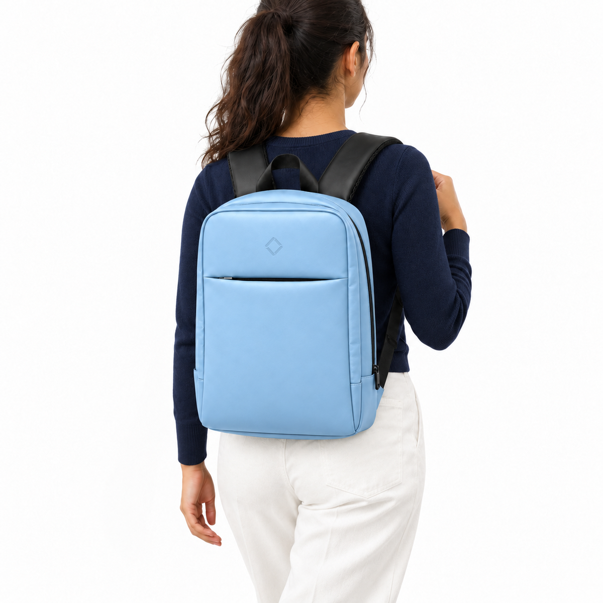 بنت لابسة شنطة ضهر Daybook جلد بيبي بلو من ECADRA على ضهرها – Daybook Backpack Light Blue worn – ECADRA