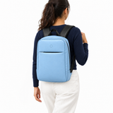 بنت لابسة شنطة ضهر Daybook جلد بيبي بلو من ECADRA على ضهرها – Daybook Backpack Light Blue worn – ECADRA