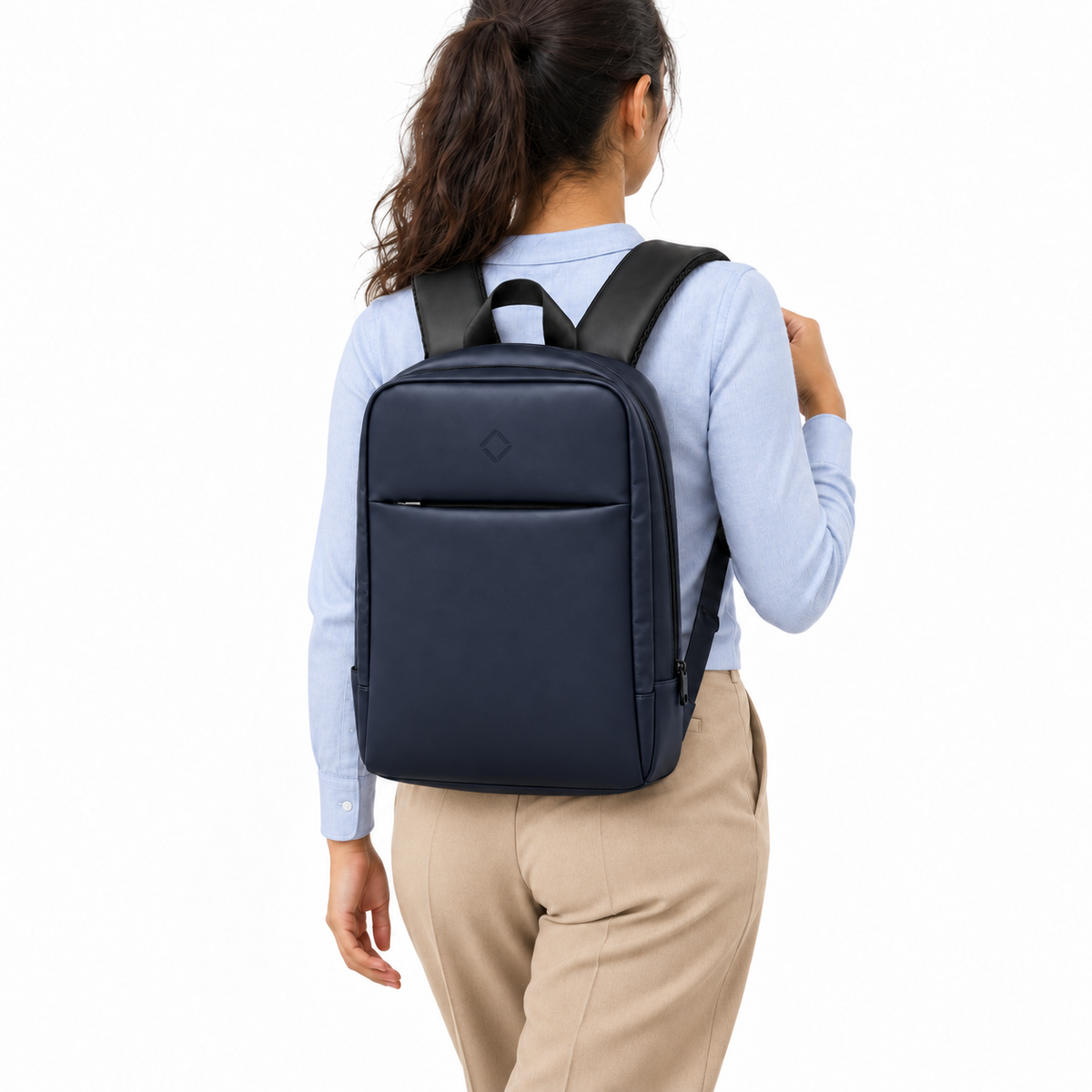 بنت لابسة شنطة ضهر Daybook جلد كحلي من ECADRA على ضهرها – Daybook Backpack Navy Blue worn – ECADRA