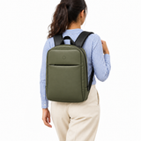 بنت لابسة شنطة ضهر Daybook جلد زيتي من ECADRA على ضهرها – Daybook Backpack Olive worn – ECADRA