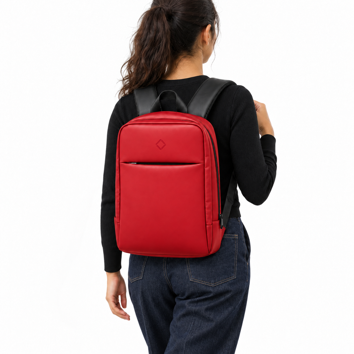بنت لابسة شنطة ضهر Daybook جلد أحمر من ECADRA على ضهرها – Daybook Backpack Red worn – ECADRA