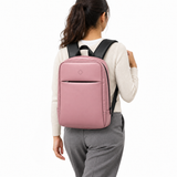 بنت لابسة شنطة ضهر Daybook جلد روز من ECADRA على ضهرها – Daybook Backpack Rose worn – ECADRA
