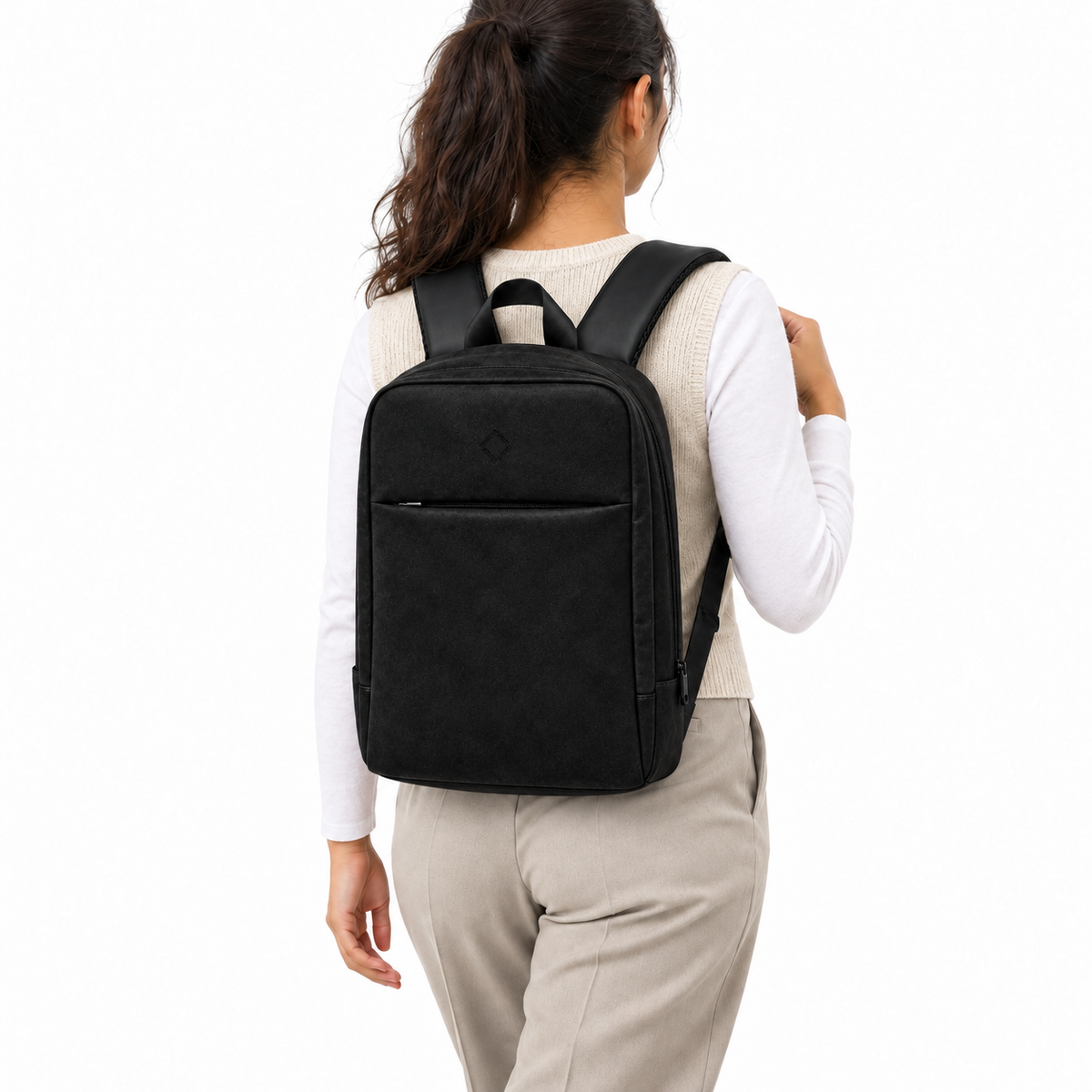 بنت لابسة شنطة ضهر Daybook شمواه أسود من ECADRA على ضهرها – Daybook Backpack – Faux Suede Black worn – ECADRA