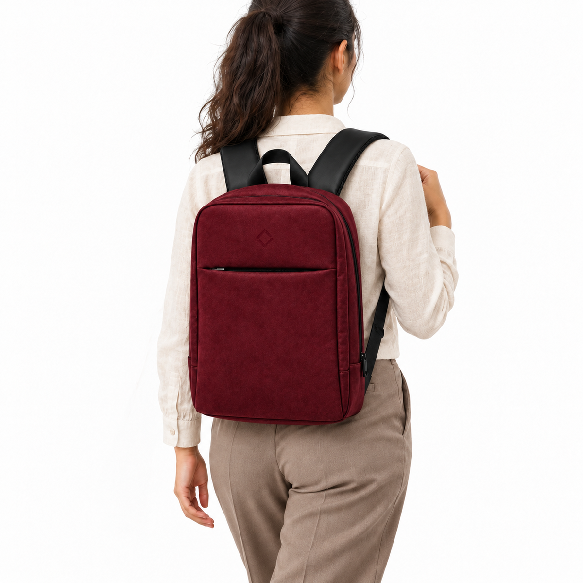 بنت لابسة شنطة ضهر Daybook شمواه نبيتي من ECADRA على ضهرها – Daybook Backpack – Faux Suede Burgundy worn – ECADRA