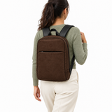 بنت لابسة شنطة ضهر Daybook شمواه شوكولاتة من ECADRA على ضهرها – Daybook Backpack – Faux Suede Chocolate worn – ECADRA
