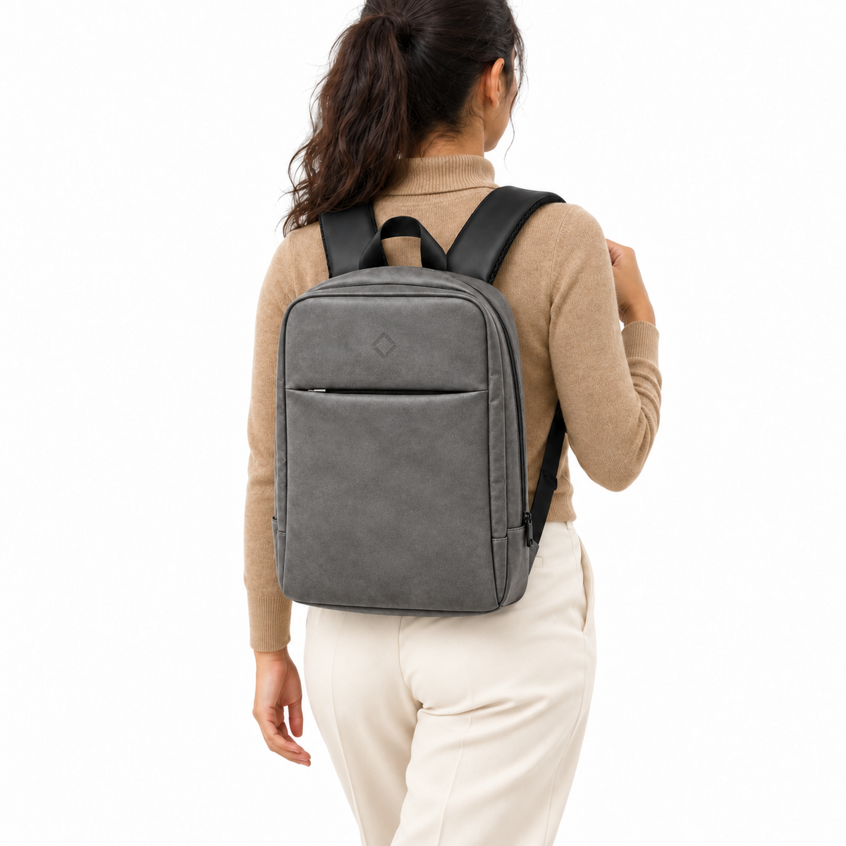 بنت لابسة شنطة ضهر Daybook شمواه رمادي من ECADRA على ضهرها – Daybook Backpack – Faux Suede Gray worn – ECADRA