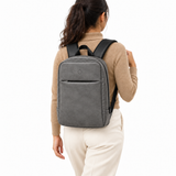 بنت لابسة شنطة ضهر Daybook شمواه رمادي من ECADRA على ضهرها – Daybook Backpack – Faux Suede Gray worn – ECADRA