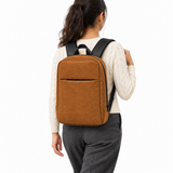 بنت لابسة شنطة ضهر Daybook شمواه هافانا من ECADRA على ضهرها – Daybook Backpack – Faux Suede Havana worn – ECADRA