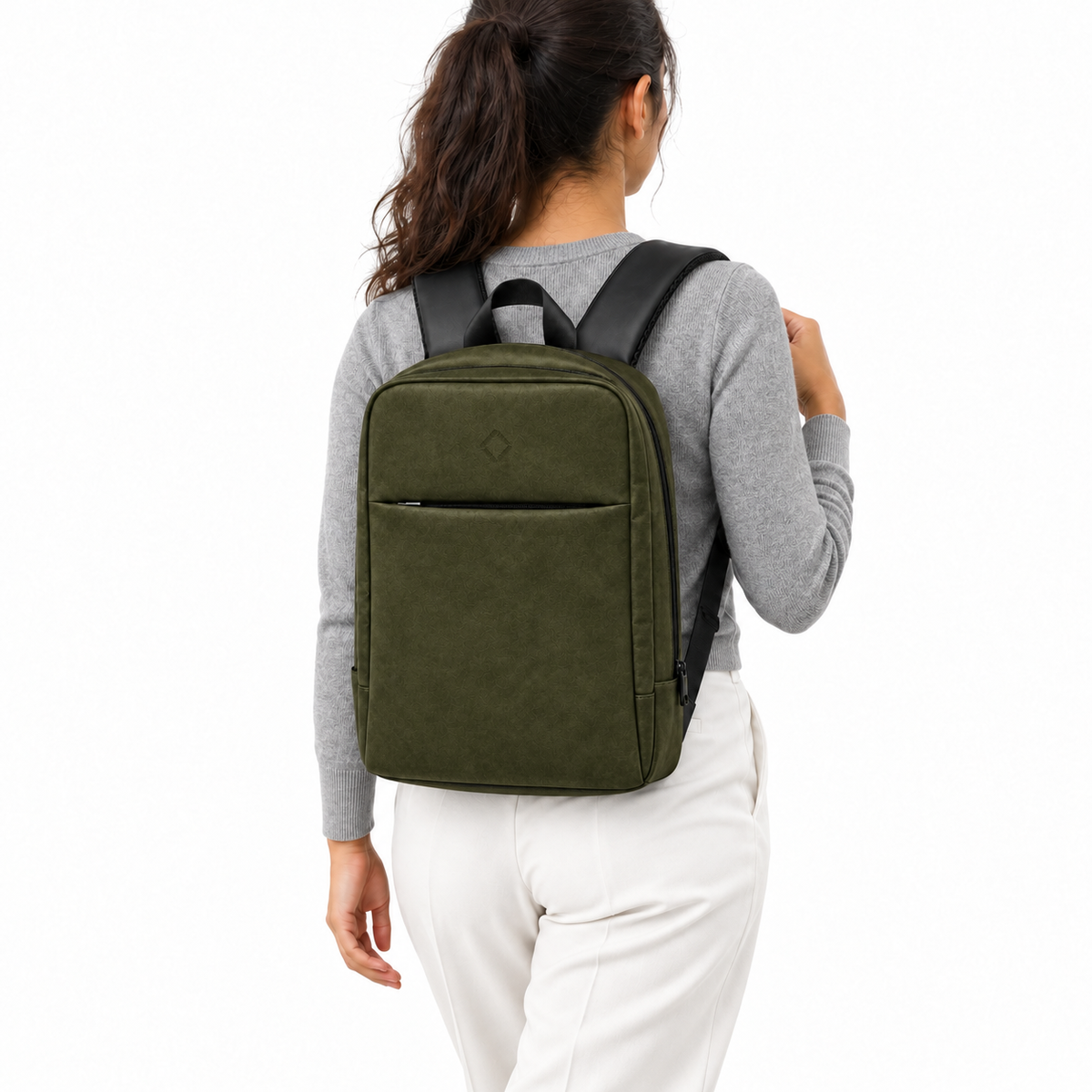 بنت لابسة شنطة ضهر Daybook شمواه زيتي من ECADRA على ضهرها – Daybook Backpack – Faux Suede Olive worn – ECADRA