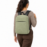 بنت لابسة شنطة ضهر Daybook شمواه فستقي من ECADRA على ضهرها – Daybook Backpack – Faux Suede Pistachio worn – ECADRA