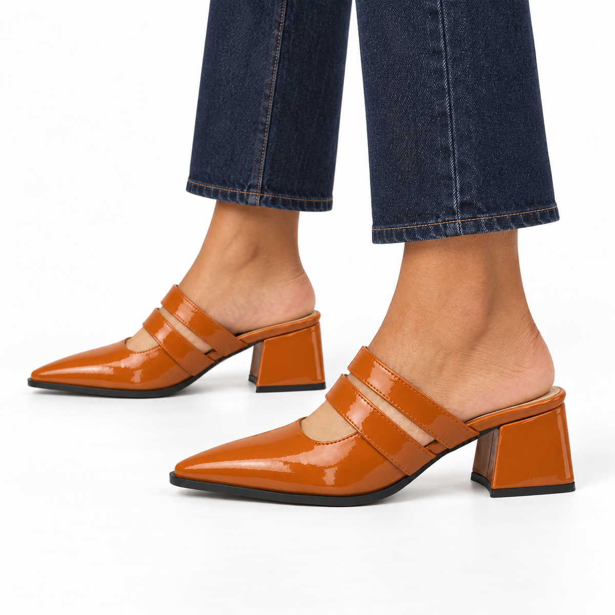 Double Strap Mules Havana – ميول حريمي بكعب جلد لامع هافانا، على الرجل – ECADRA