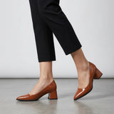 Woman walking in havana gloss pointed pumps with low 5 cm flared block heel, side view — ECADRA