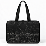 Deadline Laptote – The Dark Mountainous – back view – ECADRA