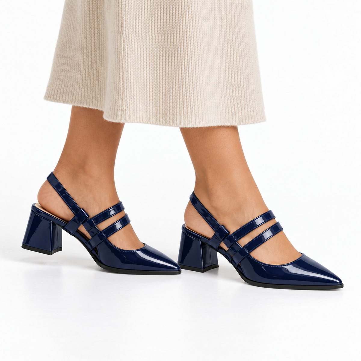 Slingback Heels Navy – جزمة كعب حريمي سلينج باك جلد لامع كحلي، على الرجل – ECADRA