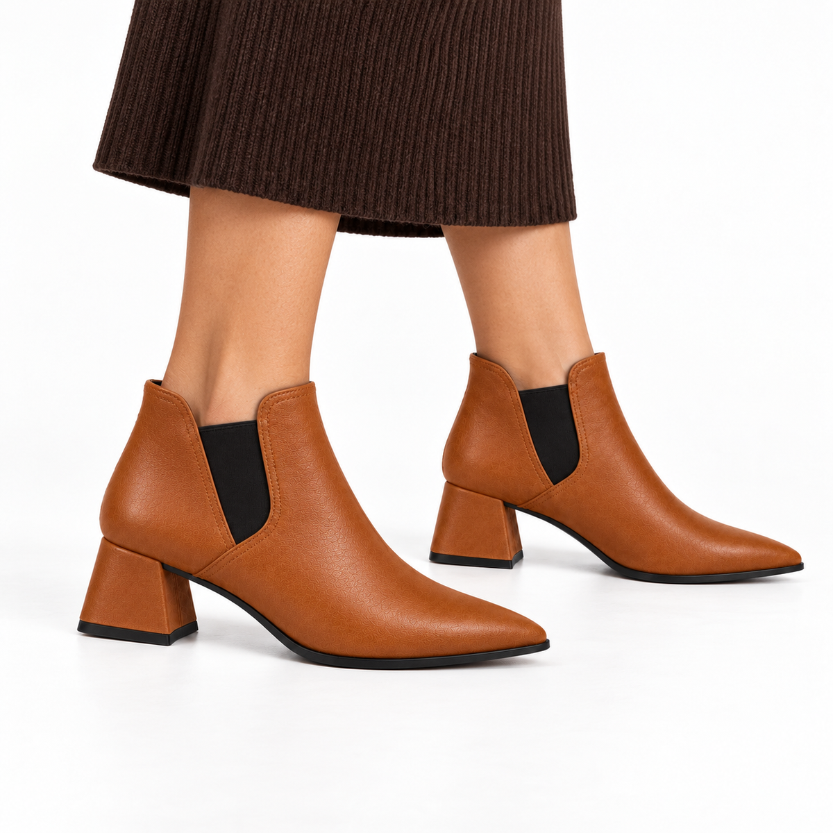 Slit Heeled Bootie Havana – هاف بوت حريمي بكعب جلد صناعي هافانا، على الرجل – ECADRA