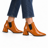 Slit Heeled Bootie Havana – هاف بوت حريمي بكعب جلد لامع هافانا، على الرجل – ECADRA