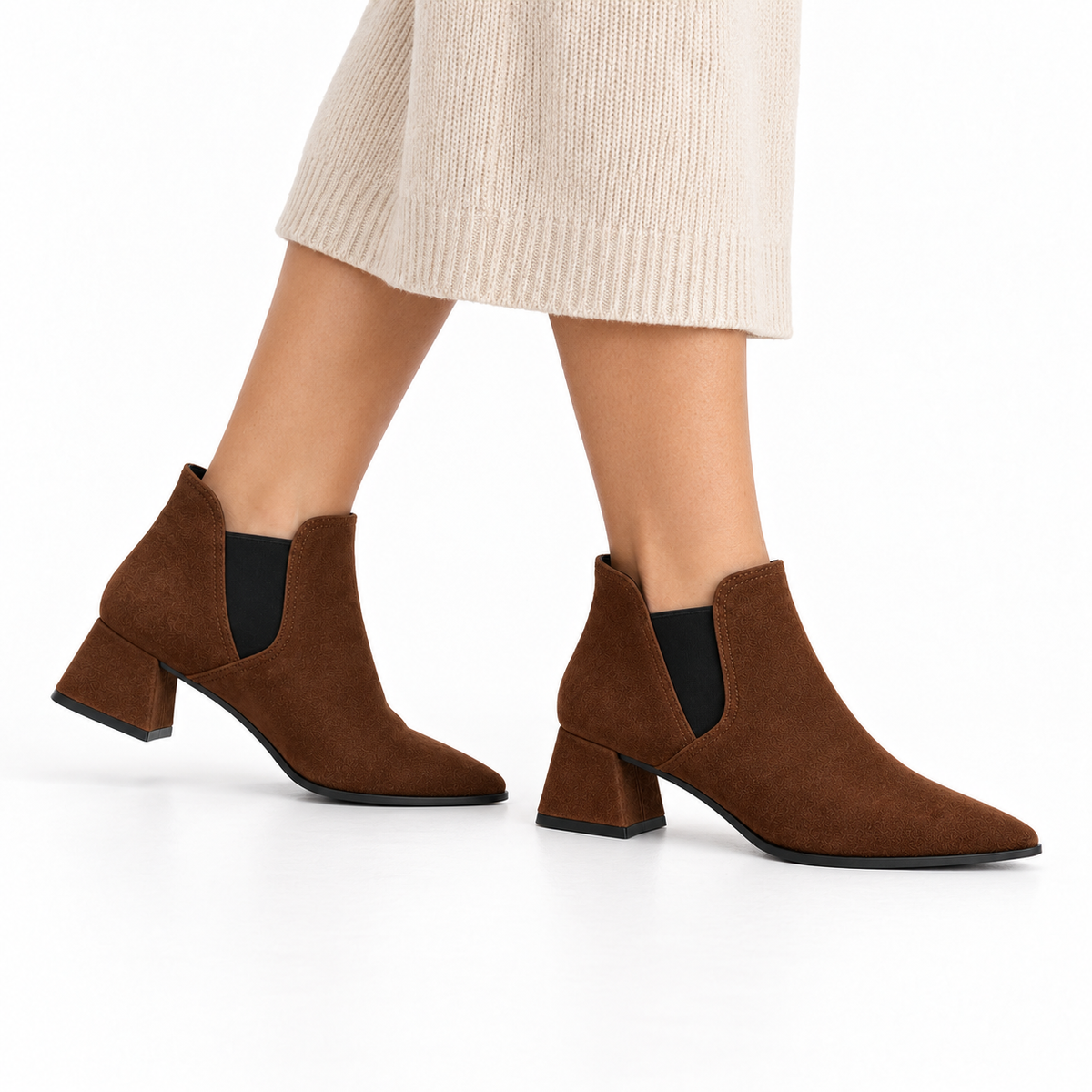 Slit Heeled Bootie Chocolate – هاف بوت حريمي بكعب شمواه صناعي شوكولاتة، على الرجل – ECADRA
