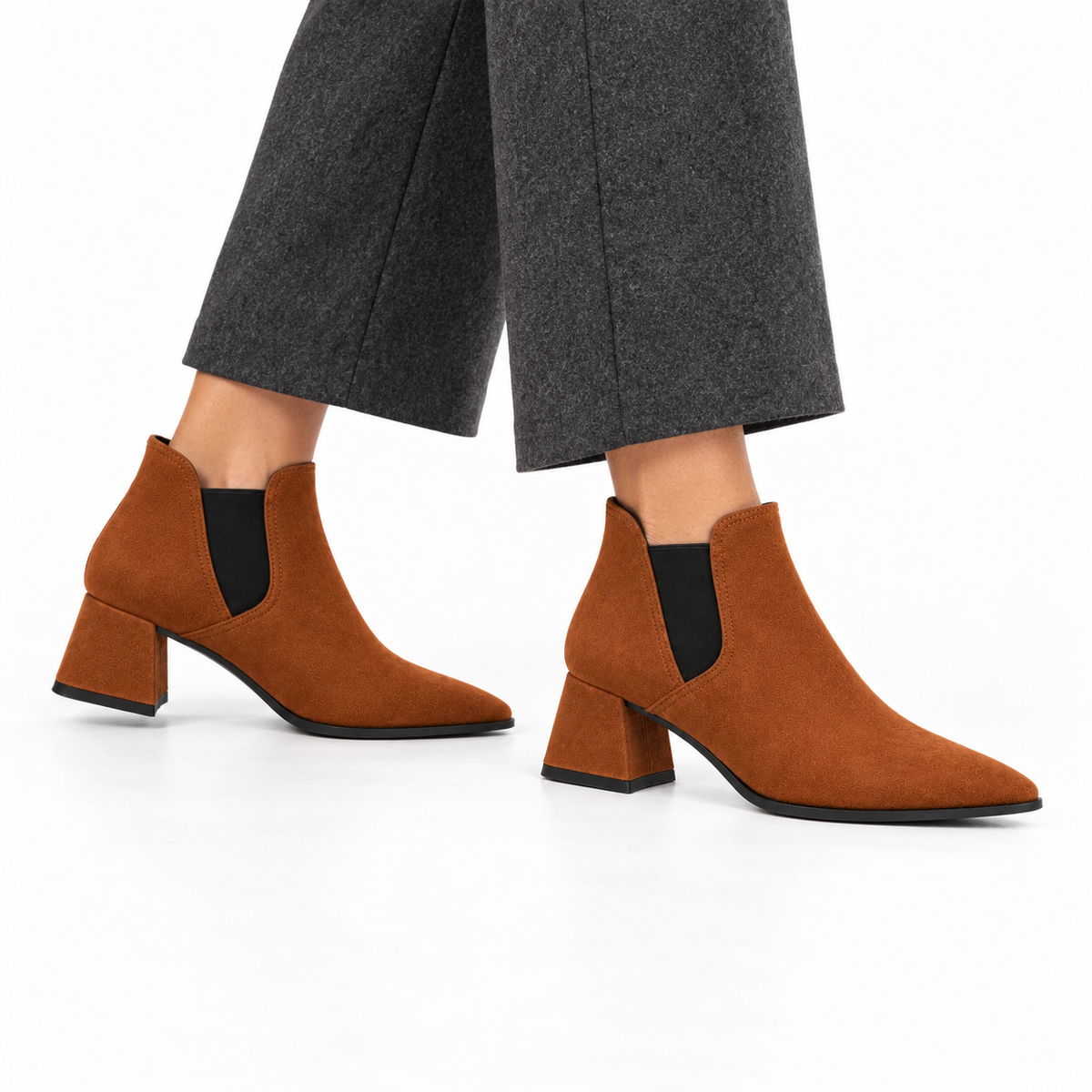 Slit Heeled Bootie Havana – هاف بوت حريمي بكعب شمواه صناعي هافانا، على الرجل – ECADRA